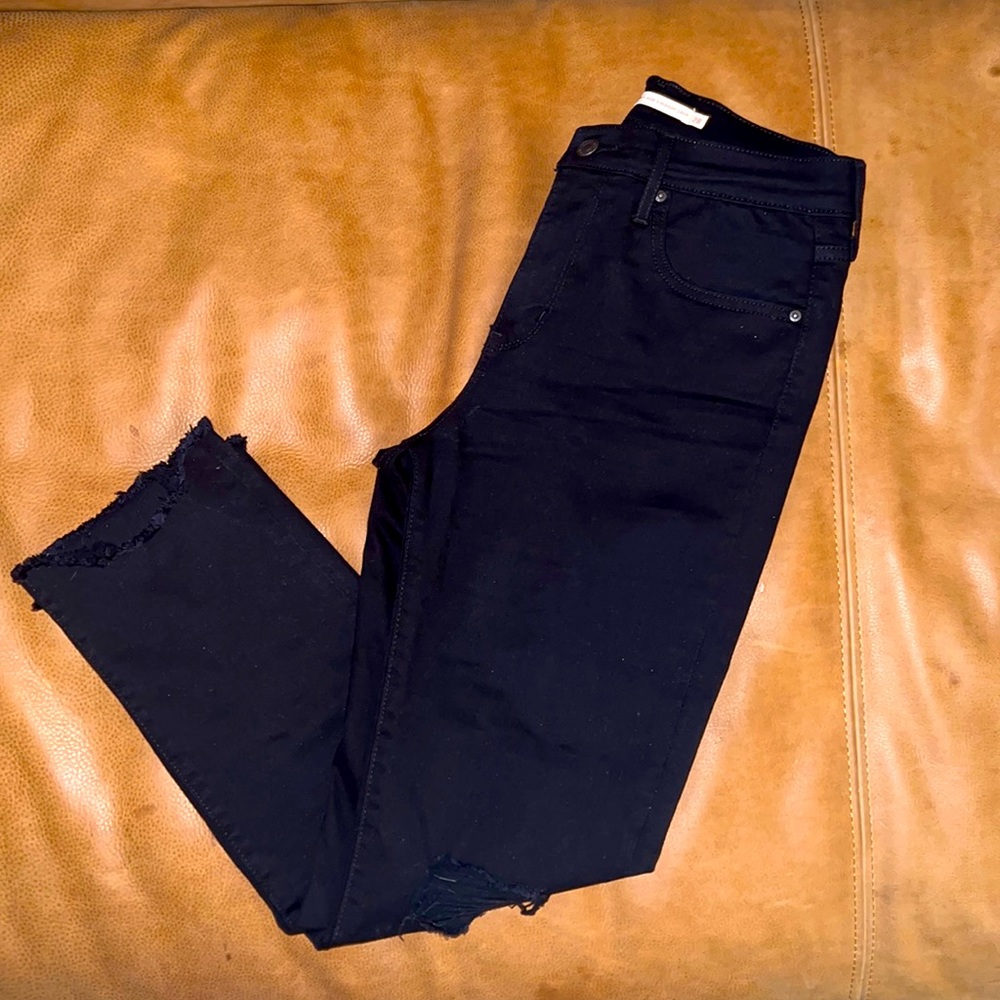 Lightly worn Levi’s 724 high rise straight crop jeans.